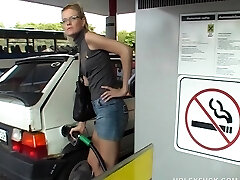 puta en el baño de la gasolinera tiene sexo gloryhole