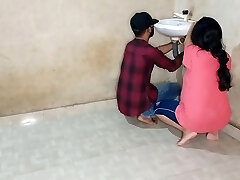 Nepali Bhabhi Hottest Ever Fuckin' With Young Plumber In Bathroom! Desi Plumber Sex In Hindi Voice