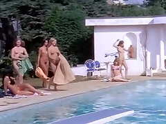 4 filles nue sous l'eau dans la scène de la piscine