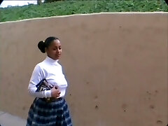 छोटी काली स्कूल लड़की ट्रेसी गधा कैंडी बेच रही है