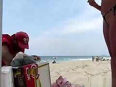 casada provocando trabalhador na praia - brazilxporn.com