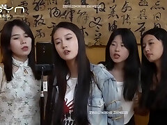 четыре связанные девушки поют