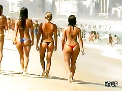Sexy tanga Brasileña botín y el italiano de la playa de bailarines
