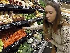 inspiradora señorita visita el supermercado para el desagradable flasheo