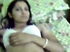 印度的女学生戏弄她的身体