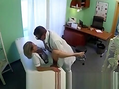 сексуальная блондинка медсестра трахается с доктором в кабинете