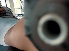 verlockend venezolanischen babe denisse gomez spielt mit ihrem schlitz im fitnessstudio