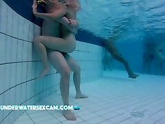 teaser desvergonzada pareja de adolescentes folla en la piscina pública