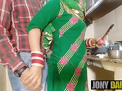 Freshly married bhabi pulverized by her devar in kitchen- Devar ne bhabi ke laakh mana karne pe bhi chod diya- Jony Darling