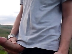 После вечерней прогулки парень дрочит член в соседнем саду После вечерней прогулки парень дрочит член в соседнем саду