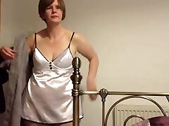 BLACKPOOL WIFE Spreading ON HER KNESS BLACKPOOL WIFE Spreading ON HER KNESS