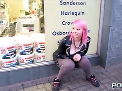 Insane pink haired emo girlie in tight yoga pants pisses outdoors for dude