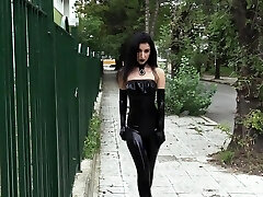 Ultra sexy goth ragazza vestita di nero rossetto in pubblico