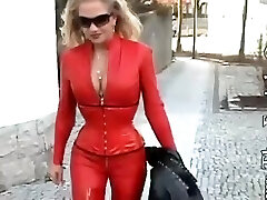 लेटेक्स ग्लैमर अश्लील वीडियो के साथ लाल रंग में कपड़े पहने