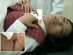 Souhaitable Japonais adolescent a son médecin doigte et caresse Souhaitable Japonais adolescent a son médecin doigte et caresse