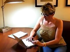 Huge pop-shot on her glasses Huge pop-shot on her glasses