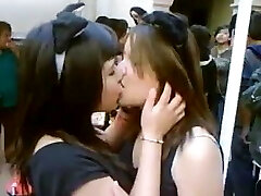 Beso lesbico entre dos chicas con orejas de gato