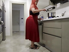 My big-ass stepmother hardened my man meat with her skirt.