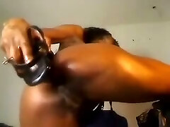 cette camgirl noire se salit et se baise avec le talon de sa chaussure cette camgirl noire se salit et se baise avec le talon de sa chaussure