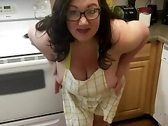 Amateur Huge Tit Plumper Shows off Sexy Assets in Kitchen Wearing Just an Apron