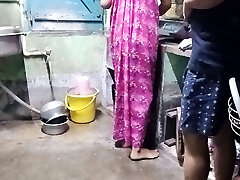 cocina de criada bengalí india pe kam kar rahi thi moka miltahi maid ko jabardasti choda malik na