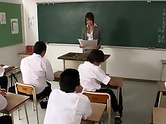 Schoolteacher Yuuno Hoshi gets uncontrollable at her class then sucks multiple cocks