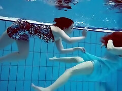 большой сиськастый волосатые и вытатуированные подростки в бассейне