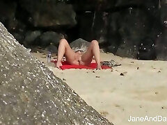 вуайерист трахает горячую милфу на пляже