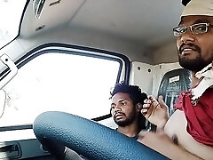 parada en la autopista el conductor del camión no recibía ningún pasaje, por lo que se enojó y el chica que estaba sentado a su lado le lamió el culo