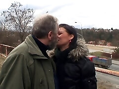 une superbe pornstar tchèque se fait baiser par un vieux mec excité à l'extérieur