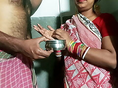 sasur ne bahu se bola pith pe oil laga do, fir gate de hi chod diya