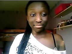 Fille noire clignote de son cul et de gros seins à la cam Fille noire clignote de son cul et de gros seins à la cam