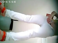 Asian dame in white pants pissing