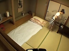 Bimbo japonaise irr�sistible bais�e en vid�o de massage voyeur