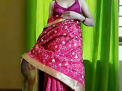 Bootylicious woman at marriage ceremony, groom introduced her to a family friend… Bootylicious woman at marriage ceremony, groom introduced her to a family friend…