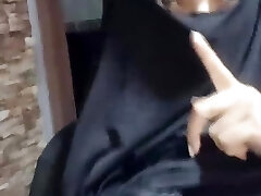 Real Sexy Amateur Muslim Arabian MILF Masturbates Squirting Cream Gushy Pussy To Orgasm Stiff In Niqab