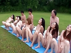 групповуха японских девушек отсасывает нескольким парням и вылизывает их киски перед тем, как пописать