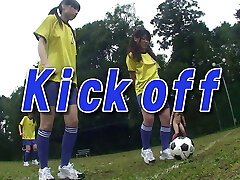 Asiatische Mummies beim gemeinsamen fussballtraining