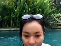 indonésien baise dans la piscine pendant le live 