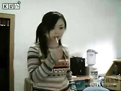 fille chinoise de fumer et de danse webcam