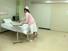 热辣的日本护士被一个好色的病人撞在医院的床上!