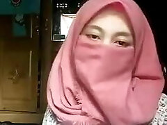 Hijab Muslim Girl Show Her Body