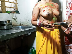 HOLI Par Super-sexy Bhabhi ko Color Lagakar Kitchen Stand Par Khood Choda