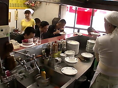 cucina cameriera in asia negozio prende scopata da ogni uomo in il negozio