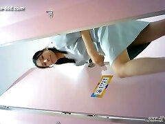 chinese chicks go to toilet.304