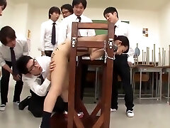 जापानी स्कूली छात्रा अपमानित किया