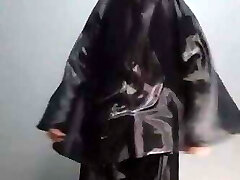 nowy czarny satynowy płaszcz abutai