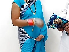 Komal half-top silane gai thi apne telar ke pas