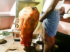 देसी-एक पति जो सेक्स करता है जबकि उसकी पत्नी घर का काम कर रही है देसी-एक पति जो सेक्स करता है जबकि उसकी पत्नी घर का काम कर रही है