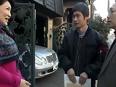 एक व्यस्त खरीदारी सड़क पर लक्षित बूढ़ी औरत - भाग।4 एक व्यस्त खरीदारी सड़क पर लक्षित बूढ़ी औरत - भाग।4